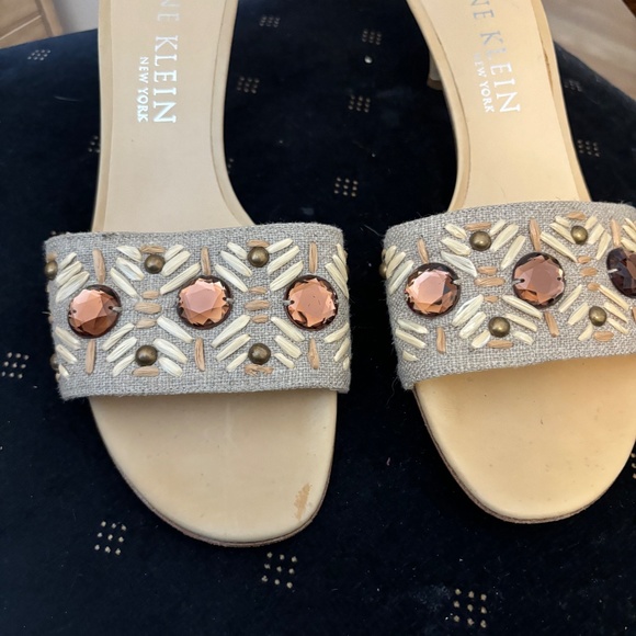 Beautiful Anne Klein jeweled slide sandals - kitten heel - 9.5 - Picture 5 of 5
